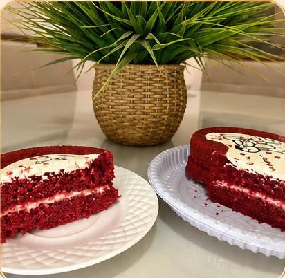 Fatia de Bolo Red Velvet com Recheio no Meio e Pintura